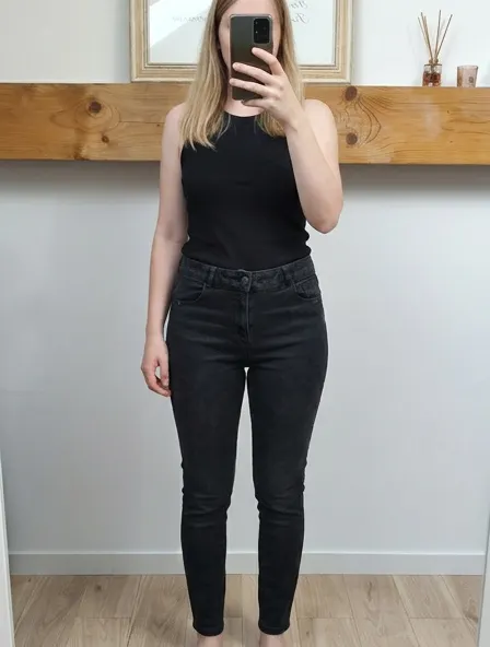 Photo IA : jean noir large coupe regular dans un loft industriel avec mannequin réaliste