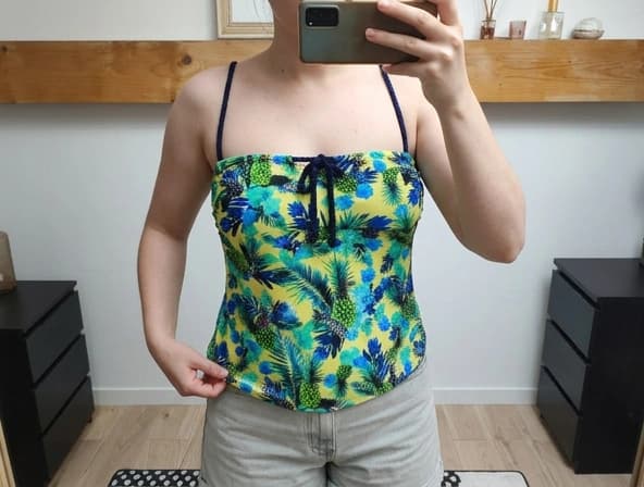 Photo vêtement IA : maillot coloré vert et tropical léger sur fond personnalisé professionnel