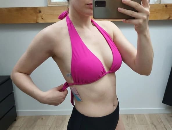 Photo IA : soutien gorge atypique rose mis en valeur dans un salon lumineux