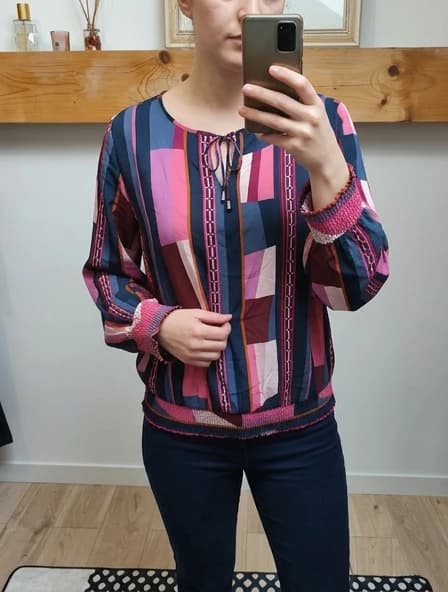 Photo IA : chemise multicouleur et patchwork avec mannequin virtuel sur fond beige texturé