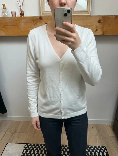 Photo IA : chemise simple blanche mise en valeur sur fond pastel avec mannequin réaliste