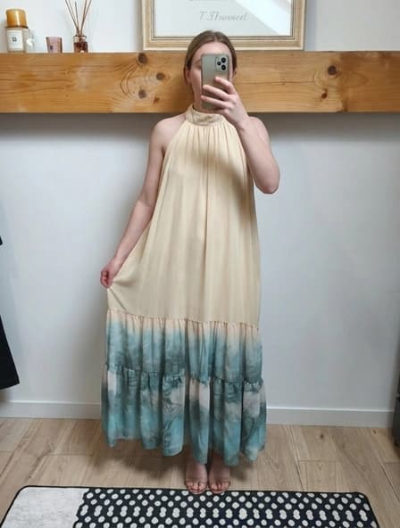 Photo IA : robe longue à dégradé blanc vers bleu sur fond béton clair