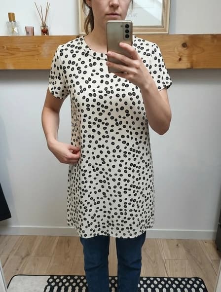 Photo IA : t-shirt dalmatien à petits points noirs dans un décor de boutique vintage