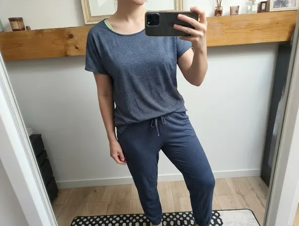 Photo IA : ensemble de pyjama t-shirt et pantalon rayé avec mannequin virtuel sur une terrasse parisienne