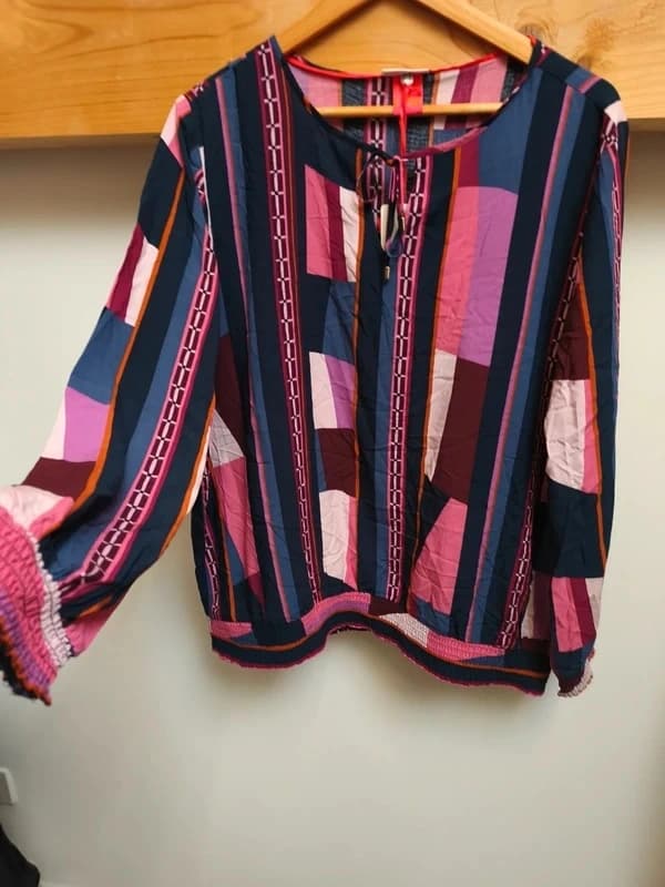 Photo miroir selfie floue d'une chemise multicouleur et patchwork