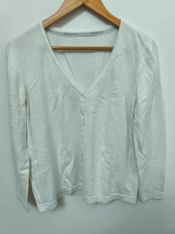 Photo d'une chemise simple blanche sur une chaise avec flash