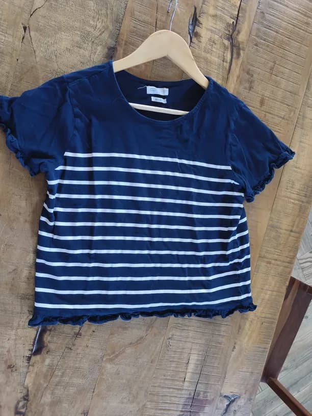 Photo Vinted avant IA : Photo de t-shirt marinière simple posé à plat sur une table