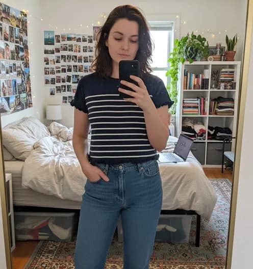 Photo Vinted après IA Vendy Studio : T-shirt marinière porté par un femme vinted dans une chambre