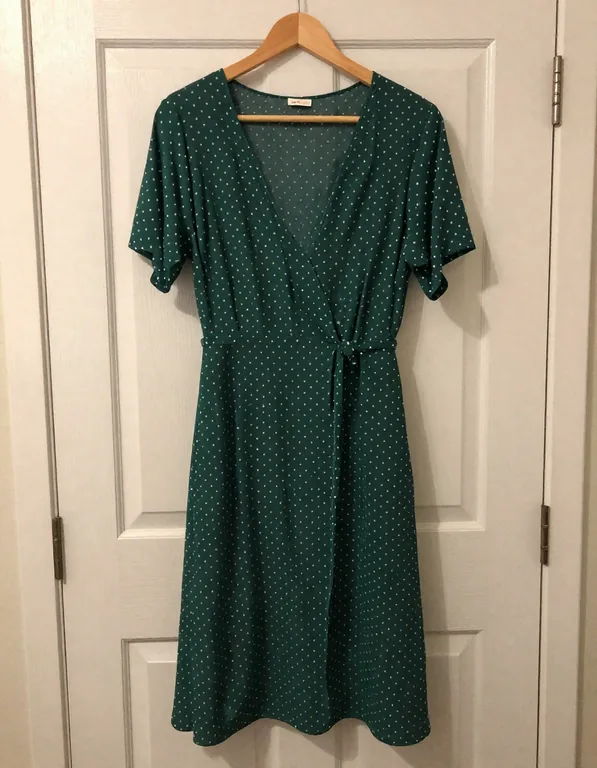 Robe verte à pois sur cintre, photo de départ