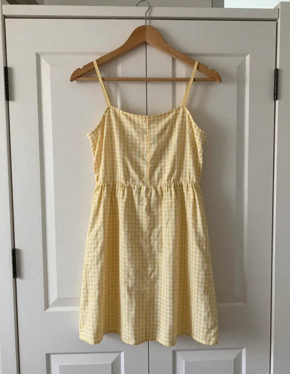 Robe à carreaux vichy jaune sur cintre, photo de départ