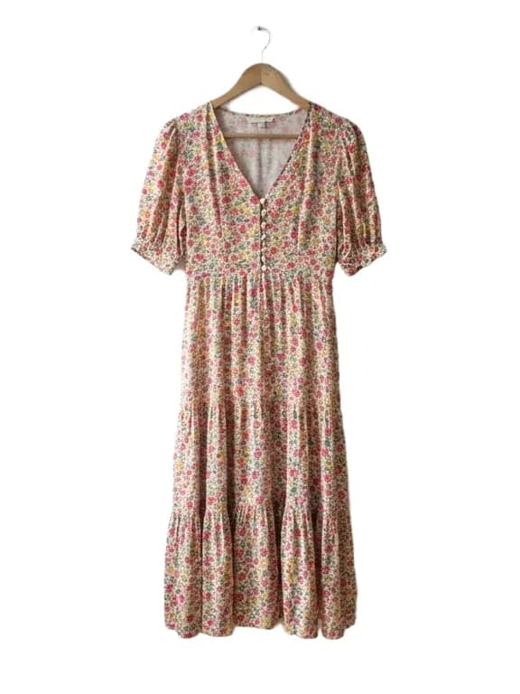Robe fleurie détourée sur fond blanc