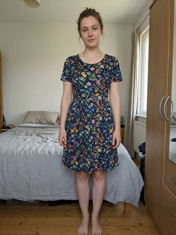 Même robe fleurie portée sur un mannequin virtuel IA, motif préservé